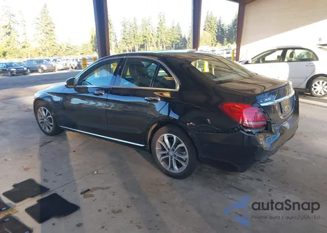 2015 Mercedes-Benz C 300 4Matic z USA, uszkodzony, nr VIN 55SWF4KBXFU081709